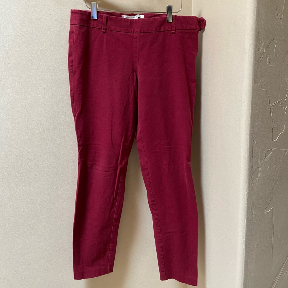 Max Studio burgundy red capri pants